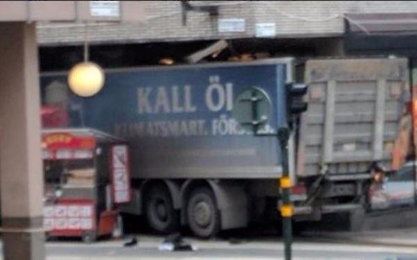Милиция Швеции: Наезд грузового автомобиля на толпу людей в Стокгольме может быть терактом
