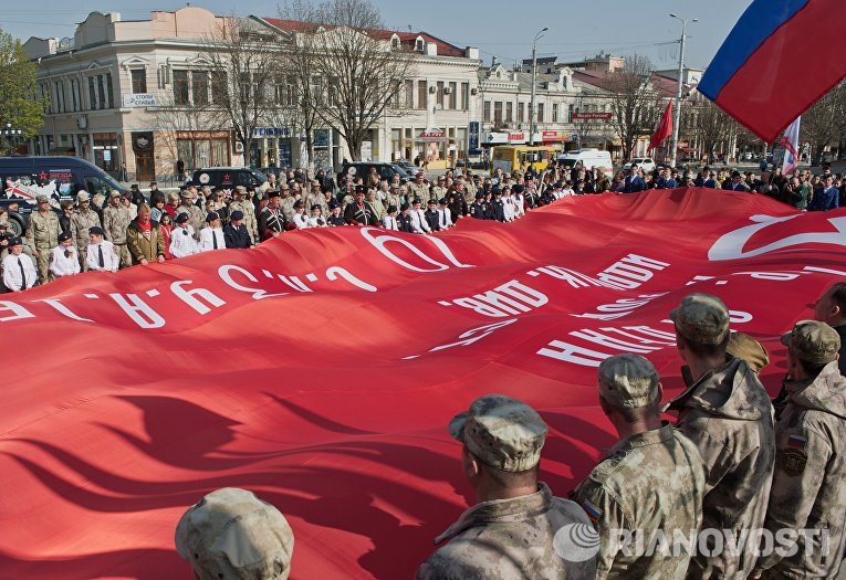 В Мурманск привезли 200-метровую копию знамени Победы