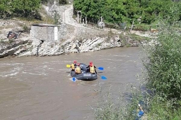 Cотрудники экстренных служб обнаружили тело одного из 2-х детей, унесённых рекой в Сочи Cотрудники экстренных служб обнаружили тело одного из 2-х детей, унесённых рекой в Сочи