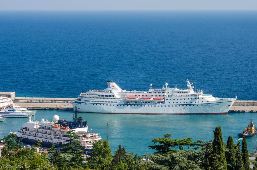 Круизное судно в Крыму.jpg