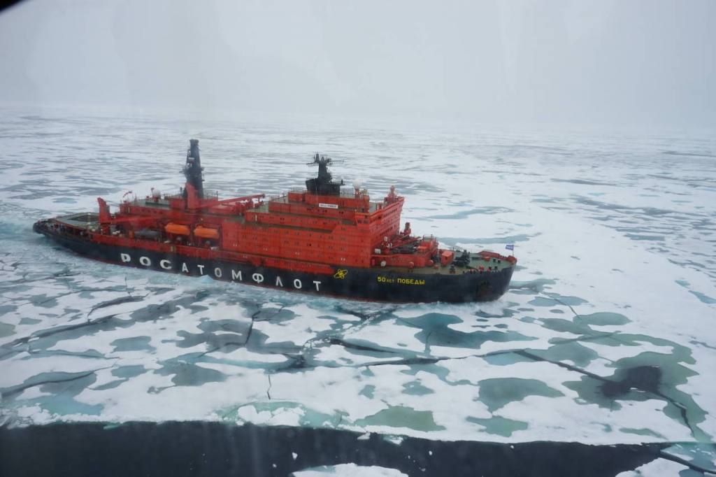 Ледокол 50 лет Победы - с высоты вертолетного полета - 2.JPG Ледокол 50 лет Победы - с высоты вертолетного полета - 2.JPG